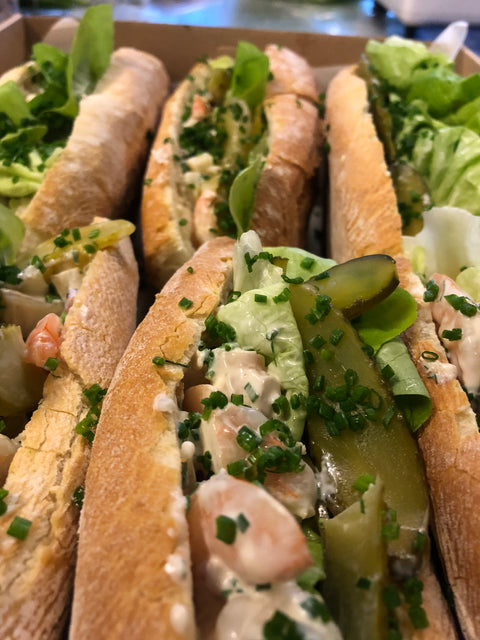 Garnalen met mayonaise, kappertjes en dille