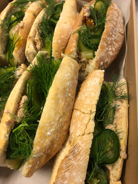 Tonijnsalade met zoetzure komkommer en jalapeno (9 stuks)