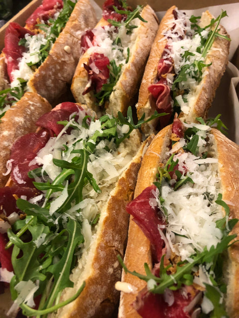 Gerookte ribeye met mierikswortel mayo en parmezaan (9 stuks)