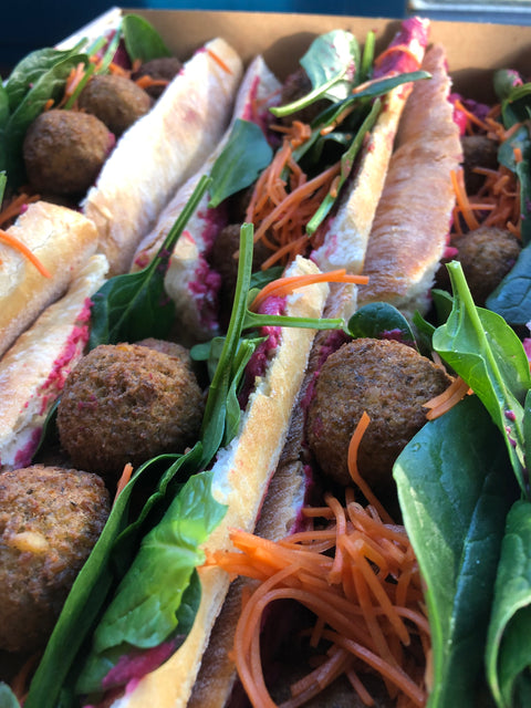 Falafel, rode bieten hummus en ingelegde wortel (vegetarisch) (9 stuks)