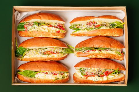 Huisgemaakte eiersalade en geroosterde paprika