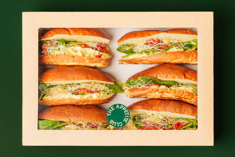 Huisgemaakte eiersalade en geroosterde paprika