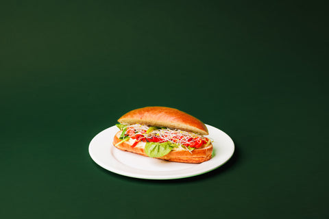 Huisgemaakte eiersalade en geroosterde paprika