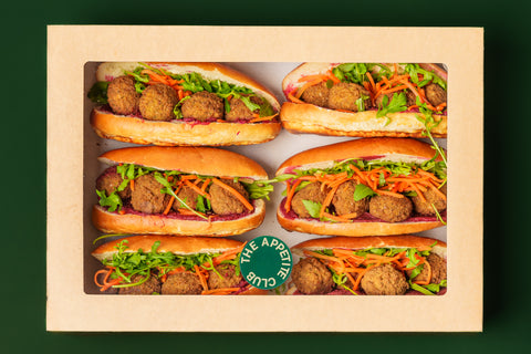 Falafel, rode bieten hummus en ingelegde wortel