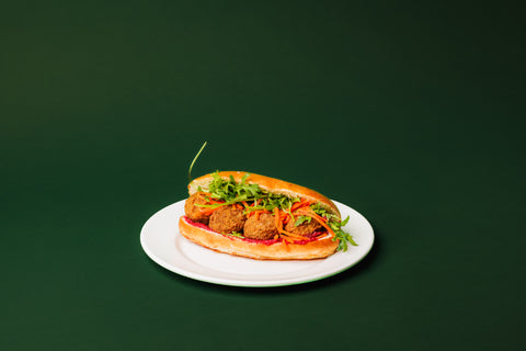 Falafel, rode bieten hummus en ingelegde wortel