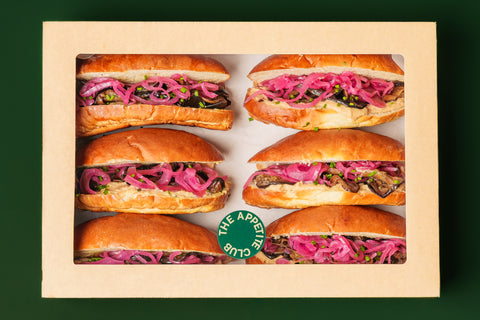 Aubergine, witte bonen hummus en ingelegde ui