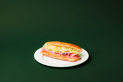 Reuben sandwich met pastrami, emmentaler, august en mierikswortel