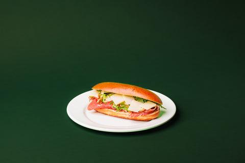 Gerookte ribeye met mierikswortel mayo en parmezaan