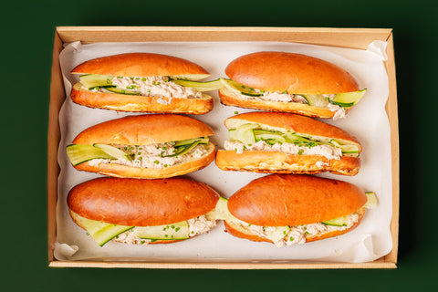 Tonijnsalade met zoetzure komkommer en jalapeno