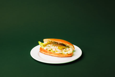 Tonijnsalade met zoetzure komkommer en jalapeno