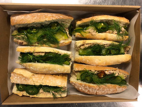 Tonijnsalade met zoetzure komkommer en jalapeno (9 stuks)