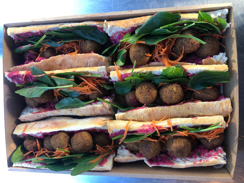 Falafel, rode bieten hummus en ingelegde wortel (vegetarisch) (9 stuks)